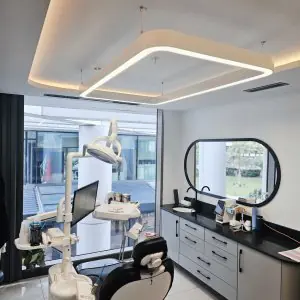 غرفة علاج أسنان حديثة في Dream International Clinic بمعدات متطورة