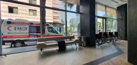 ردهة مستشفى EMOT Hastanesi مع كراسي متحركة وسيارة إسعاف خارجية في إزمير