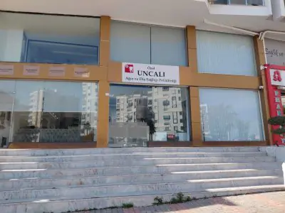 مدخل عيادة Uncali لطب الأسنان في أنطاليا، تركيا