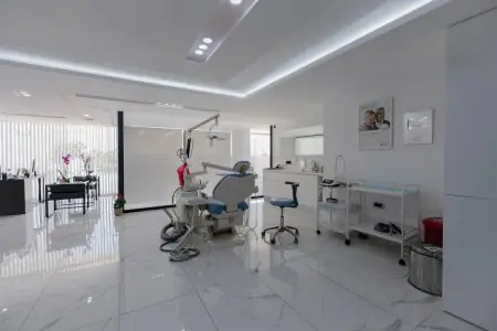 غرفة علاج أسنان حديثة في Uncali Dental Clinic مع معدات متطورة