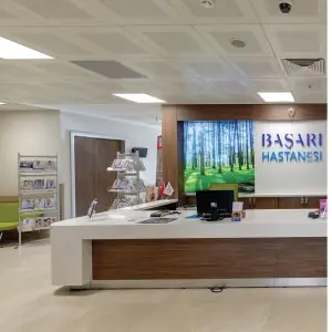 مكتب استقبال في عيادة Basari Hastanesi بديكور حديث في تركيا