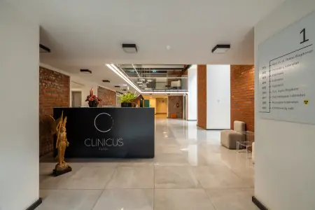 منطقة الاستقبال في Clinicus Klaipeda بتصميم حديث وجدران من الطوب