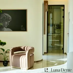 منطقة انتظار حديثة في عيادة لونا دينتي لطب الأسنان بمقاعد أنيقة