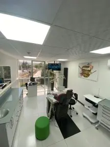 غرفة علاج الأسنان في Marinadiş Oral and Dental Clinic بمعدات حديثة