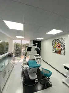 غرفة علاج أسنان حديثة في Marinadiş Oral and Dental Clinic مع معدات متقدمة