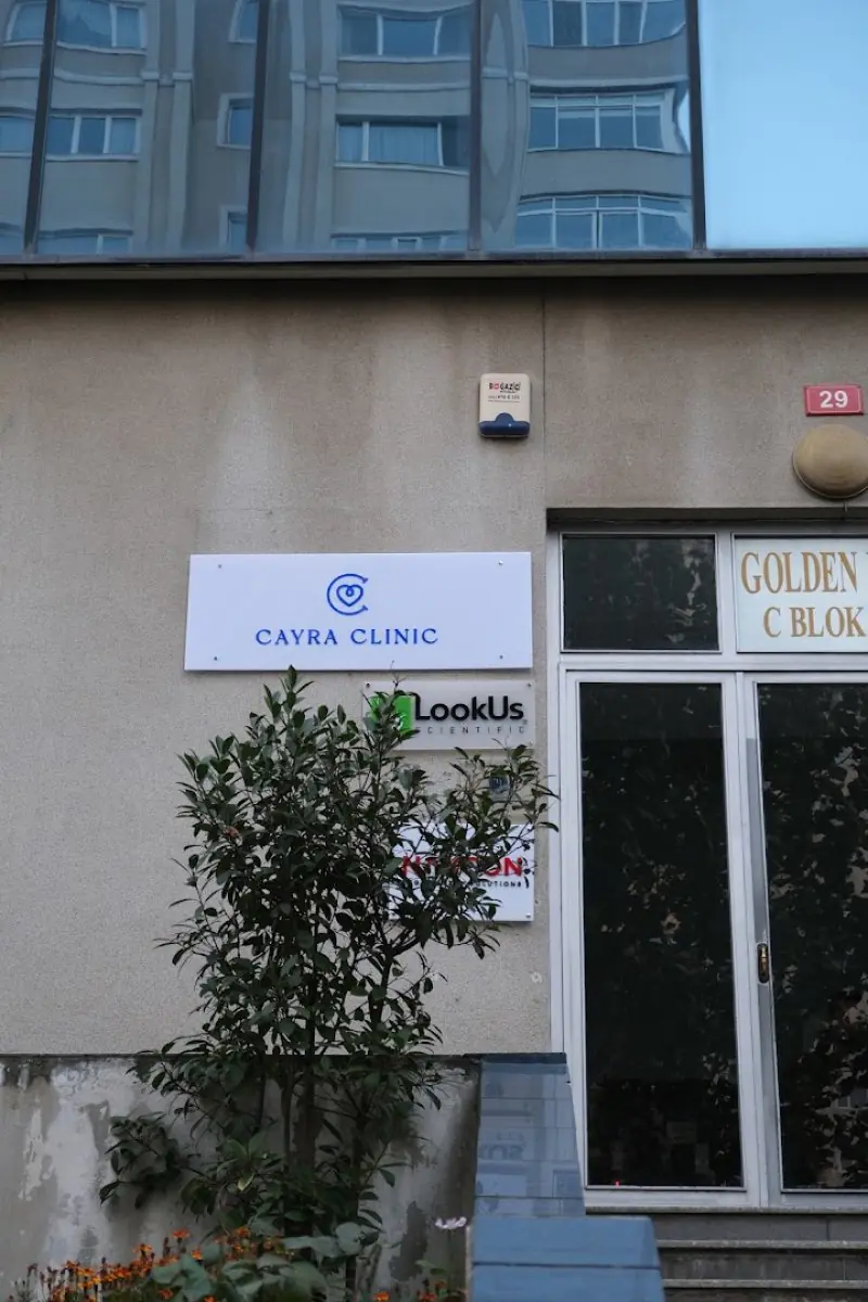 مدخل خارجي لعيادة Cayra مع لافتة وواجهة زجاجية