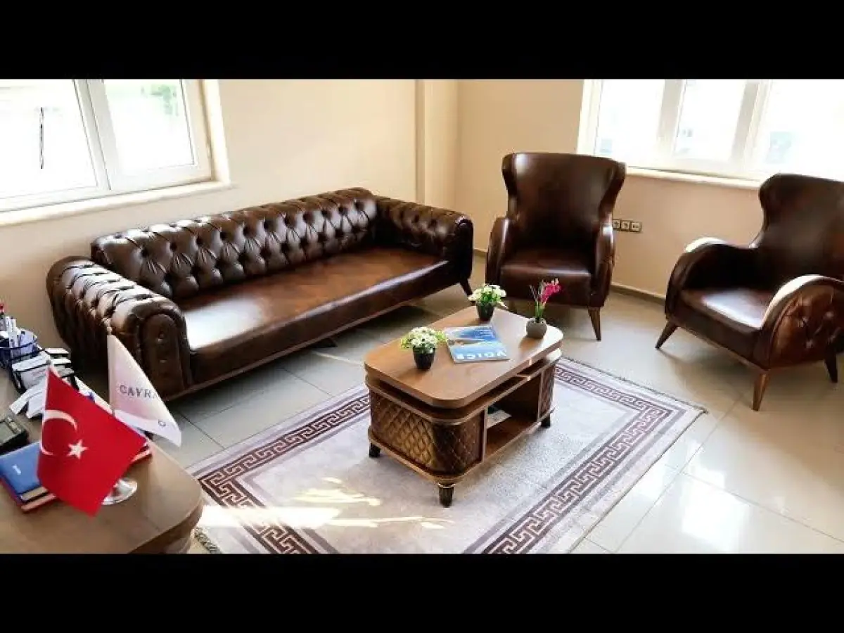 منطقة انتظار في Cayra Clinic بمقاعد جلدية وديكور حديث في تركيا