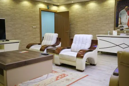 صالة انتظار المرضى في عيادة كايرا مع كراسي حديثة وديكور أنيق