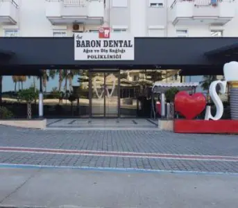 مدخل خارجي لعيادة Baron Dental في تركيا بواجهة حديثة