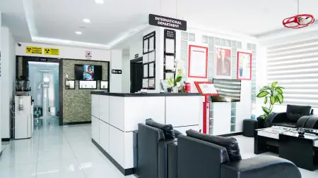 منطقة الاستقبال والانتظار في Baron Dental Clinic بأثاث حديث