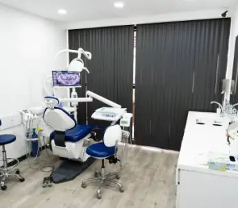 غرفة علاج أسنان حديثة في Baron Dental Clinic مزودة بمعدات متقدمة