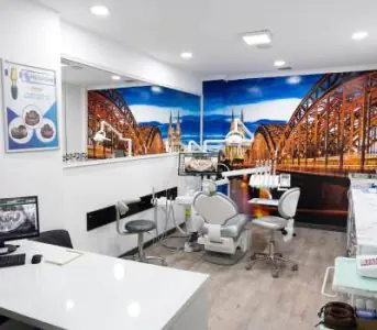 غرفة علاج الأسنان في Baron Dental Clinic بمعدات حديثة وجدارية للمدينة