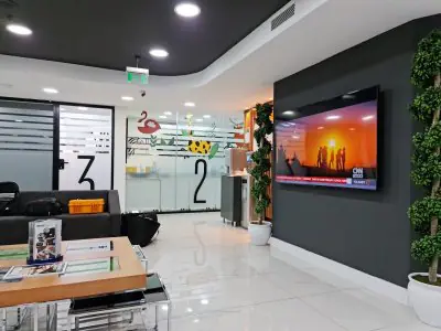 منطقة انتظار عيادة Denthouse بديكور حديث وتلفزيون في تركيا