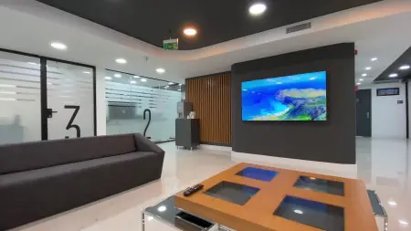 منطقة انتظار حديثة في عيادة Denthouse مع تلفزيون ومقاعد مريحة