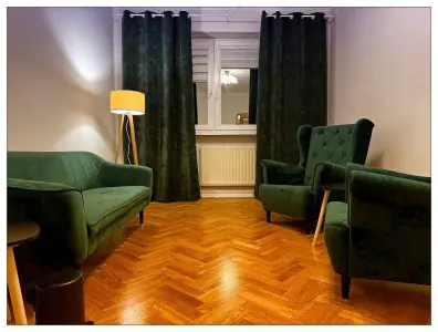Sala de consulta psicológica en Klinika Rumiana, Varsovia con asientos verdes