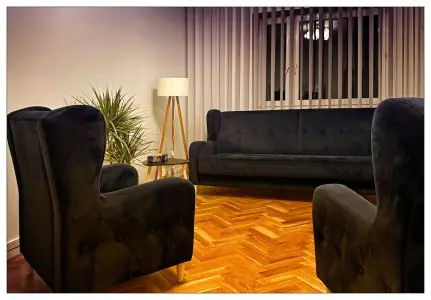 Sala de espera cómoda en Klinika Rumiana Centrum Zdrowia Psychicznego, Varsovia