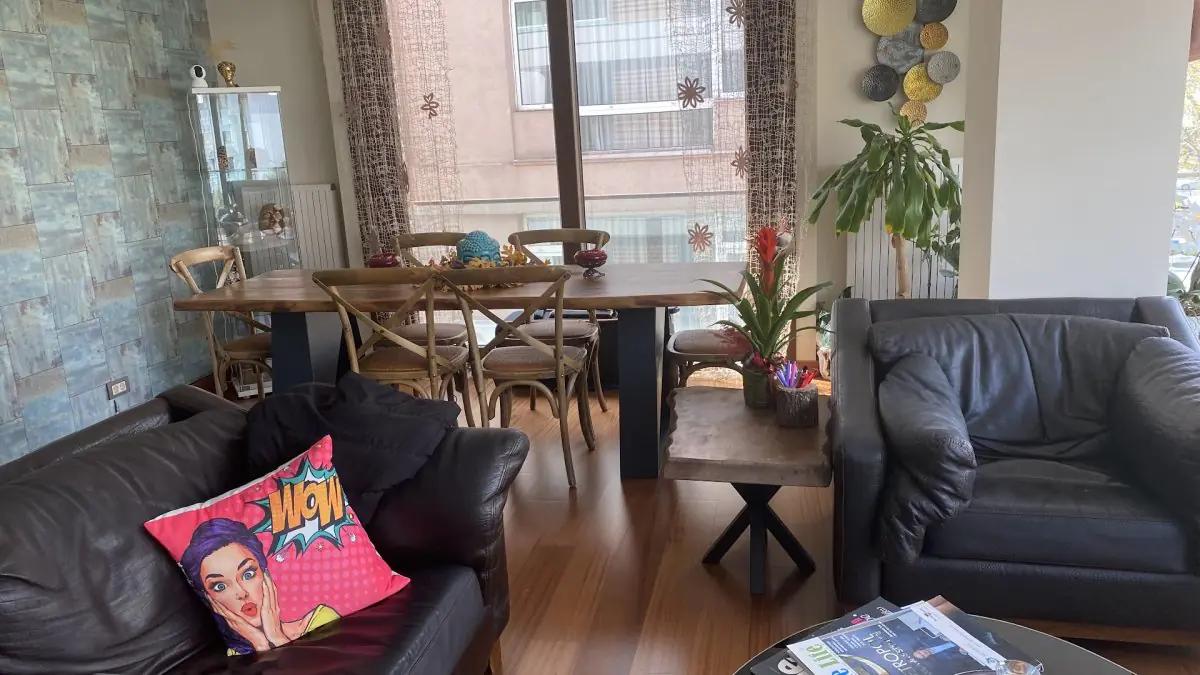 ORHAN ALAN CLINIC waiting room with modern decor and comfortable seating