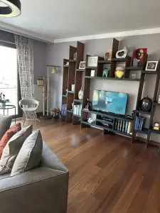 Sala de espera para pacientes en ORHAN ALAN CLINIC con decoración moderna y TV
