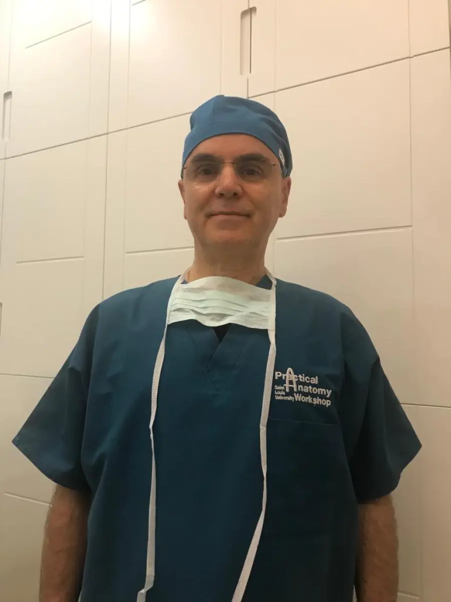 Surgeon in scrubs at Doç. Dr. Ahmet Yıldızhan Muayenehanesi clinic, Turkey