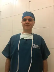 Cirujano con bata en la clínica Doç. Dr. Ahmet Yıldızhan Muayenehanesi, Turquía