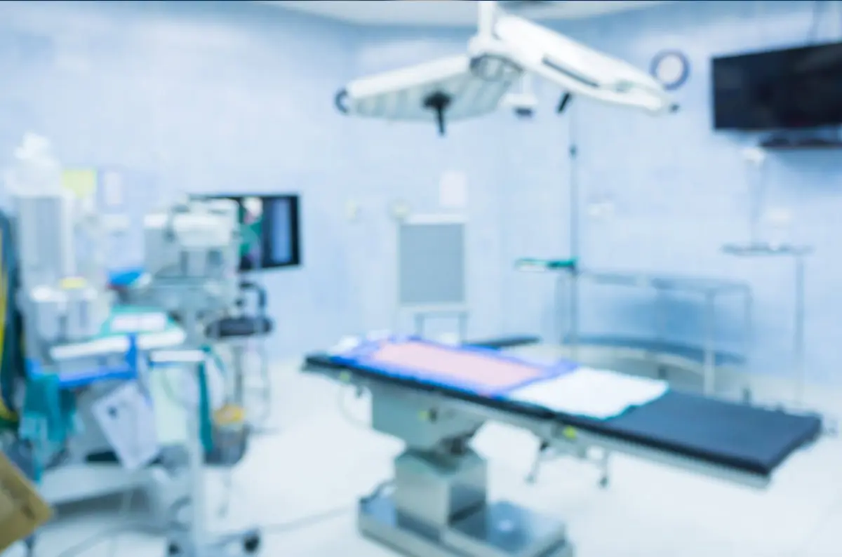 Modern operating room at Doç. Dr. Ahmet Yıldızhan Muayenehanesi with surgical equipment