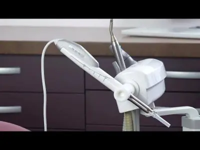معدات طب الأسنان الحديثة في غرفة العلاج في عيادة Aesthedental Dental Clinic