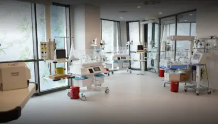 Unidad de cuidados intensivos neonatales en la clínica Op. Dr. Evren Ay Koç con incubadoras y monitores