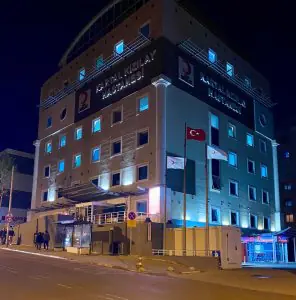 Fachada del hospital Kartal Kızılay de noche en Estambul, Turquía