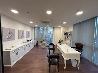 Sala de consultas en la clínica Op. Dr. Evren Ay Koç con sillón médico moderno