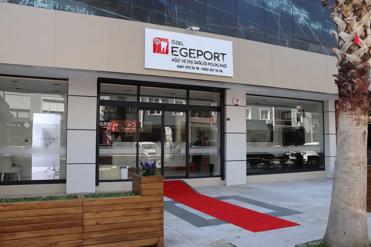 Фасад клініки Egeport Dental Clinic із сучасним екстер'єром та червоною доріжкою