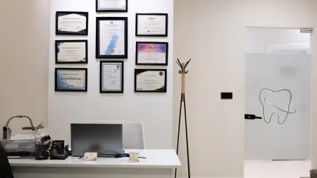 Consultorio dental en Egeport Dental Clinic con certificados y espacio moderno
