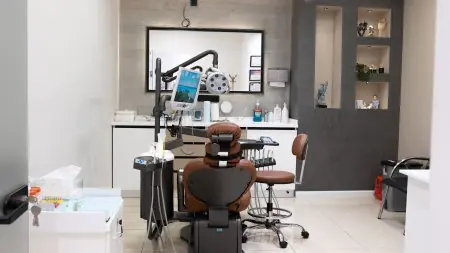 Sala de tratamiento dental moderna en Egeport Dental Clinic con equipo avanzado
