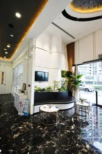 Área de espera moderna en Alar Dent Oral and Dental Health Clinic con suelos de mármol
