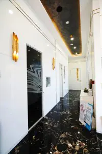 Pasillo moderno con suelo de mármol en Alar Dent Oral and Dental Health Clinic