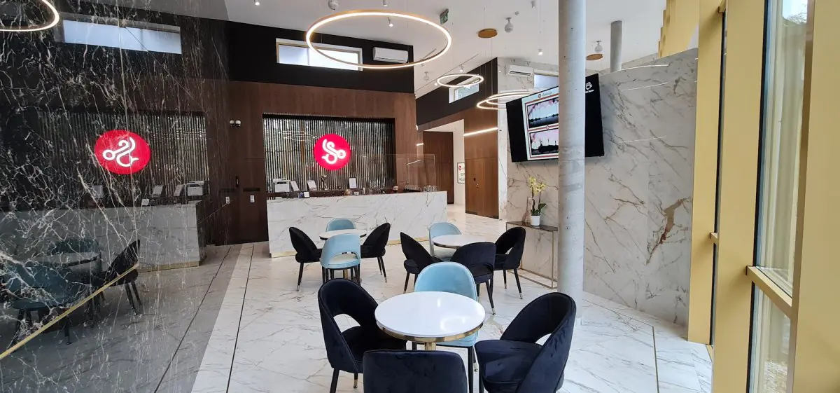Empfangs- und Wartebereich der Kliniki Dr Sobczak, modernes Marmorinterieur in Polen