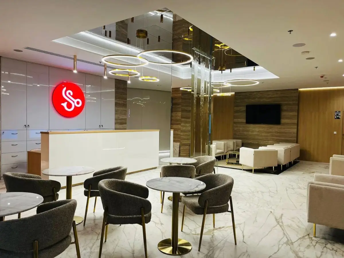 Empfangs- und Wartebereich der Kliniki Dr Sobczak mit modernem Design in Polen