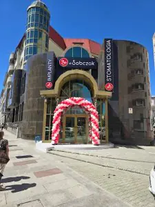 Fachada moderna de la clínica dental Kliniki Dr Sobczak en Polonia