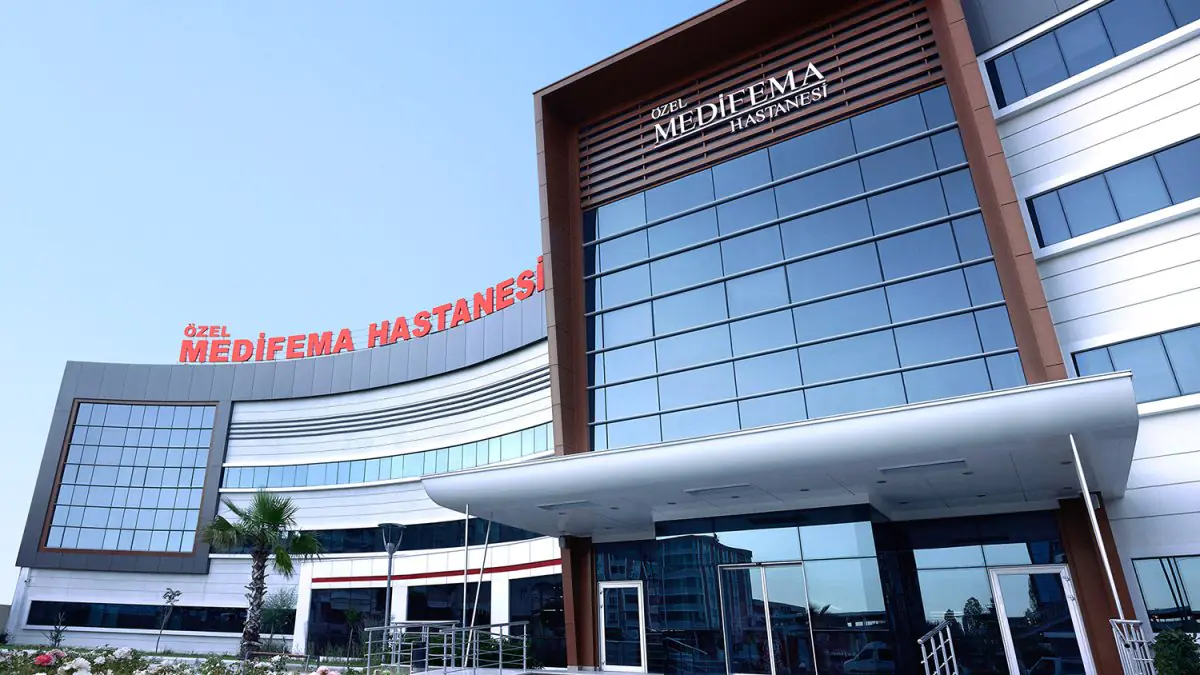 Современный фасад клиники Private Medifema Hospital в Турции со стеклянной облицовкой
