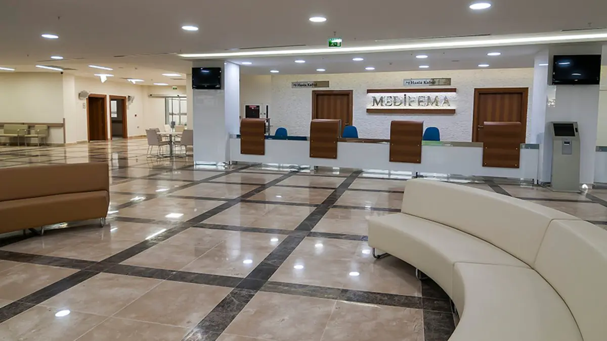 Зона регистрации в Private Medifema Hospital с современной мебелью и просторным холлом