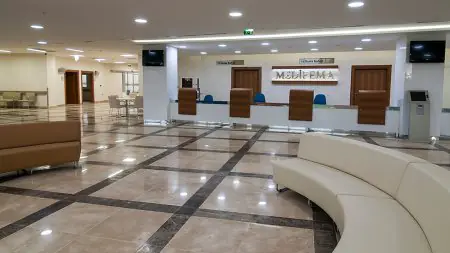 منطقة الاستقبال في مستشفى Private Medifema بمقاعد حديثة ولوبي واسع