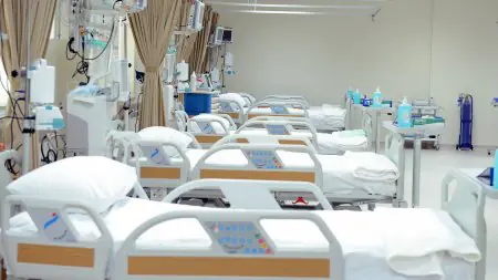 وحدة العناية المركزة بأسرة حديثة في مستشفى Private Medifema