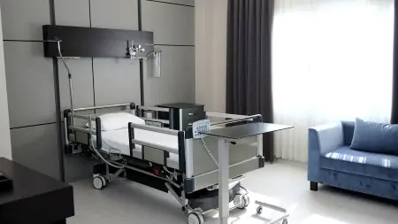 غرفة مريض في مستشفى Private Medifema بسرير حديث وأريكة