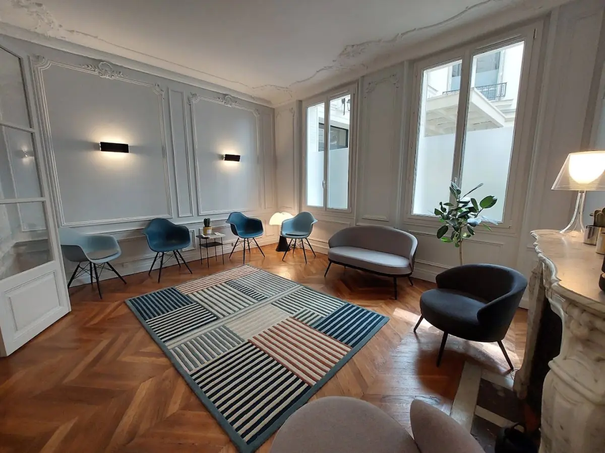 Waiting room at Dr Samuel Struk Breast Surgery Clinic, Paris, modern seating and decor