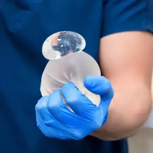 جراح يحمل حشوات سيليكون للثدي في عيادة Dr Samuel Struk