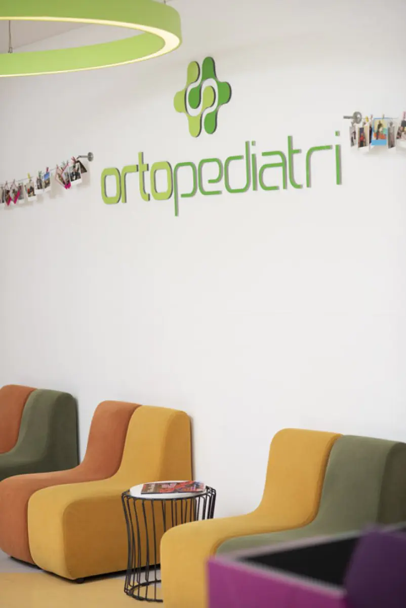 Área de espera en Ortopediatri Pediatric Orthopedics Academy con asientos modernos