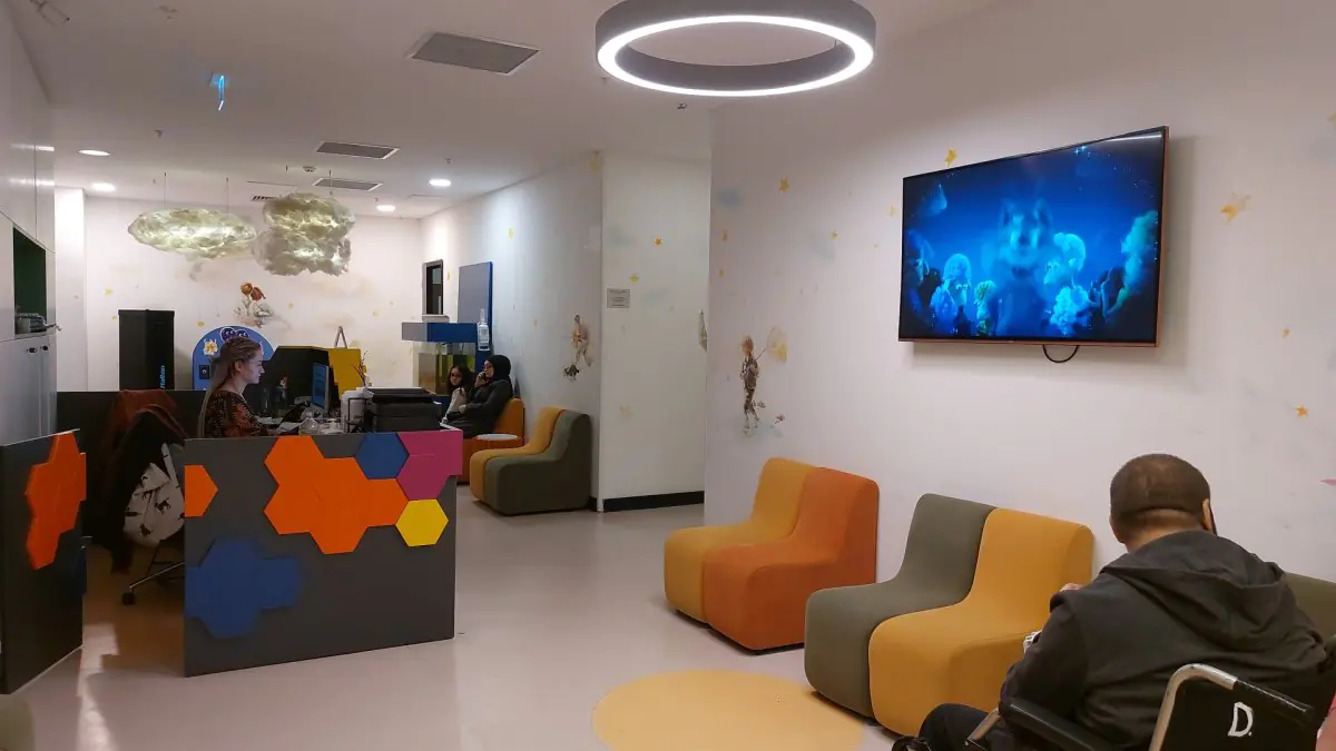 Área de espera pediátrica en Ortopediatri Pediatric Orthopedics Academy, Estambul, asientos coloridos
