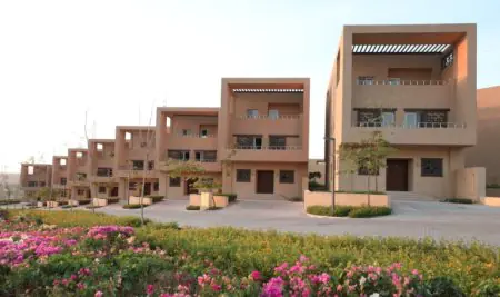 الواجهة الحديثة لعيادة The Zen Wellness Resort مع حدائق منسقة