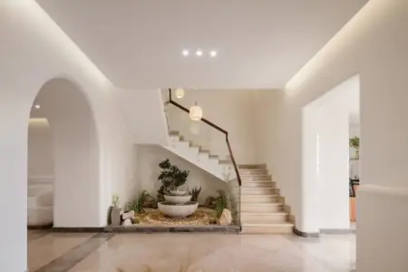 ردهة عصرية مع حديقة داخلية في عيادة The Zen Wellness Resort