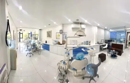 غرفة علاج أسنان حديثة في Dr.Smile Dental Clinic مزودة بمعدات متطورة