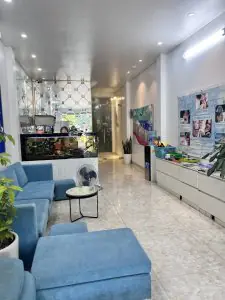 منطقة انتظار في عيادة Dr.Smile Dental Clinic بمقاعد زرقاء وملصقات معلوماتية